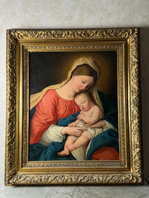 une peinture représentant une femme tenant un bébé dans ses bras
