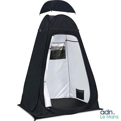 un gros plan d'une tente noire et blanche sur fond blanc