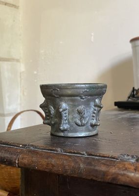une petite tasse posée sur une table en bois