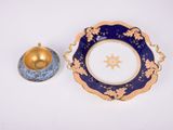 une assiette bleue et dorée ornée d'une étoile dorée