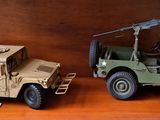 deux véhicules militaires miniatures exposés dans une vitrine