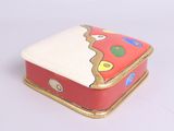 une petite boîte rouge décorée d'un motif de pizza