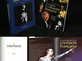 trois livres posés sur une table avec un fond noir et un fond noir
