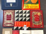 plusieurs livres sont posés sur une table les uns à côté des autres