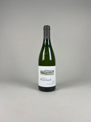 la bouteille de vin est posée sur une surface blanche