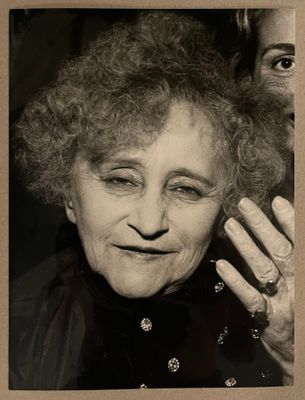 photographie en noir et blanc d'une femme aux cheveux bouclés et d'un homme en costume