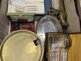 une boîte remplie d'argenterie et contenant de l'argenterie