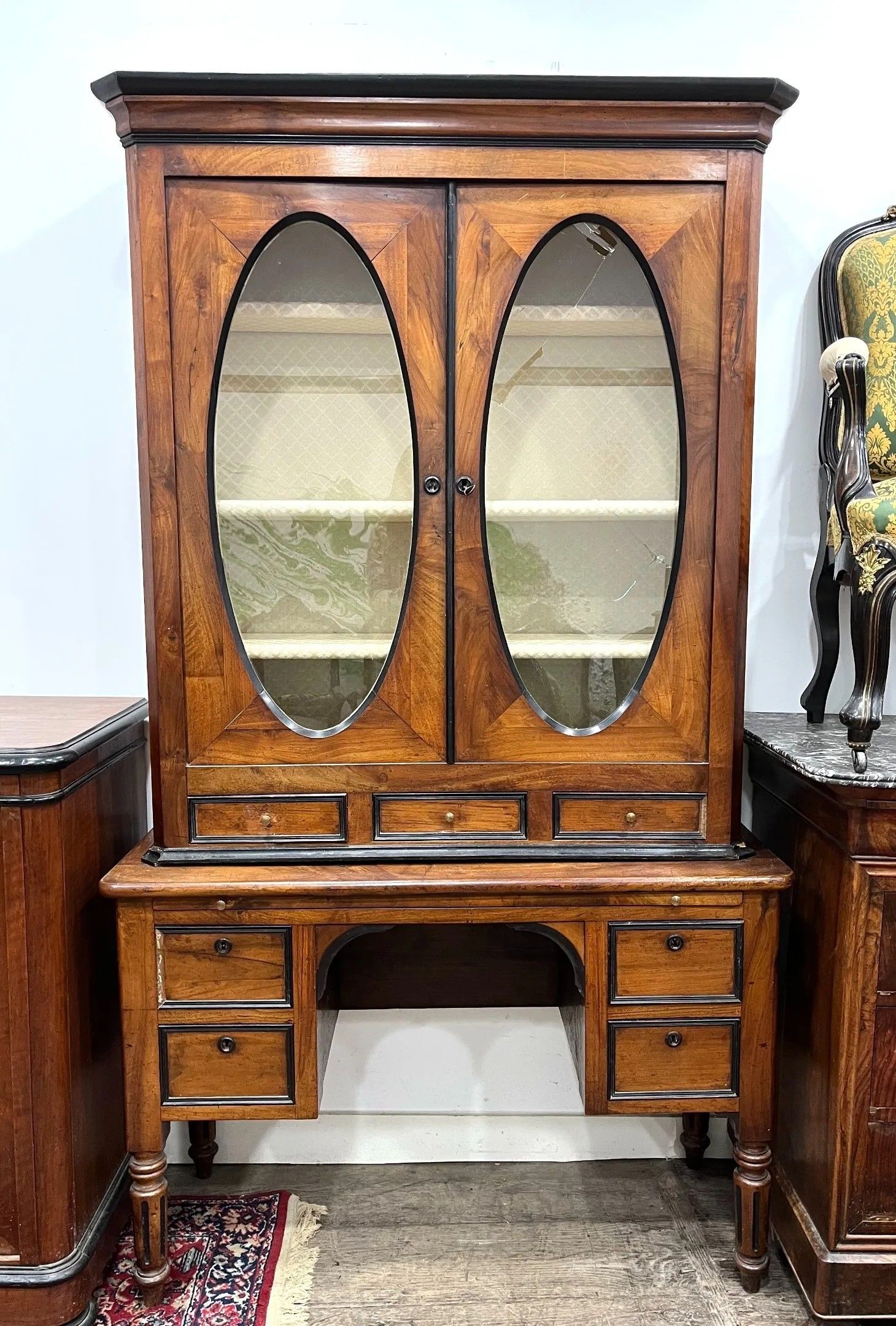 Bureau formant vitrine en placage de noyer mouluré et bois n…