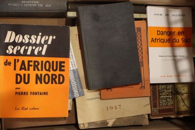 de nombreux livres qui se trouvent sur une étagère dans la pièce