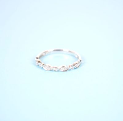 Demi-Alliance en or blanc 18K (750/oo) sertie de 13 diamants…