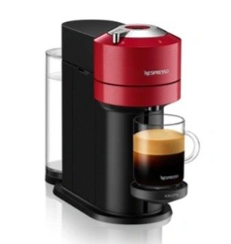 une cafetière rouge avec une tasse de café posée devant