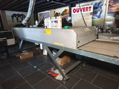 une image d'une bande transporteuse dans un entrepôt