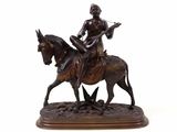 statue représentant un homme à cheval, avec un oiseau perché sur le dos de l'animal