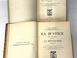 deux livres ouverts posés sur une table l'un à côté de l'autre