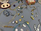 de nombreux colliers et bracelets disposés sur une table