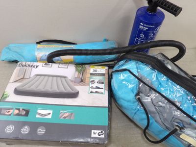 un sac bleu et un sèche-cheveux noir posés sur une table