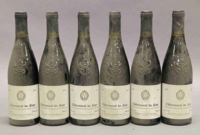 six bouteilles de vin sont alignées dans une rangée