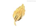 une image représentant une broche en feuille d'or sur fond blanc