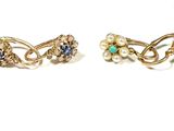 deux paires de boucles d'oreilles ornées de perles et de pierres sur un fond blanc