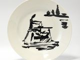 une assiette en noir et blanc sur laquelle est dessiné un homme dans un bateau