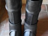 une paire de bottes noires sur un sol carrelé