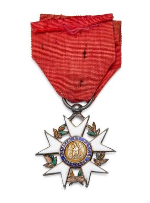 gros plan d'une médaille sur un ruban rouge sur fond blanc