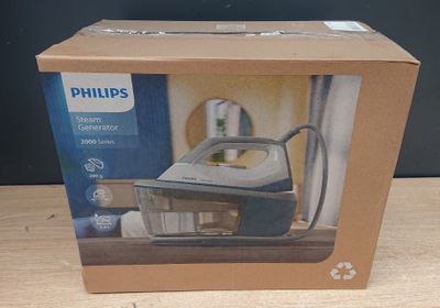 emballage d'un fer à repasser à vapeur Philips posé sur une table en bois