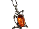 une photo d'un collier en argent orné d'une pierre orange