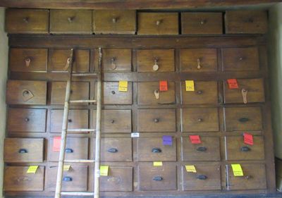 une échelle adossée à un mur avec de nombreux tiroirs