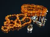 un collier et un bracelet ornés de perles sur un fond noir