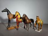 trois figurines représentant des chevaux et un homme à cheval