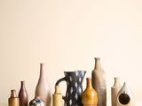 de nombreux types de vases différents posés sur une table