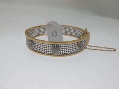 Gros plan sur un bracelet portant une étiquette