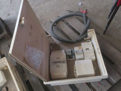 une caisse contenant du matériel électrique posée sur une palette