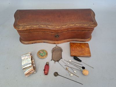 une boîte en bois contenant de nombreux objets divers
