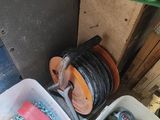 deux seaux remplis d'objets divers posés par terre