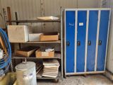 un casier bleu dans un garage, avec des cartons et d'autres objets