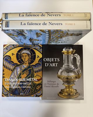 des livres et un vase posés côte à côte sur une table