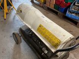 une machine posée sur le sol du garage