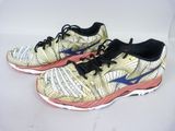 une paire de chaussures de course posée sur une surface blanche, avec des lacets bleus et rouges