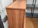 une armoire en bois dotée de deux tiroirs
