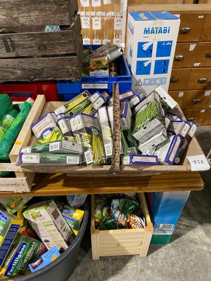 Stock de produits de jardin comprenant : graines, engrais, b…
