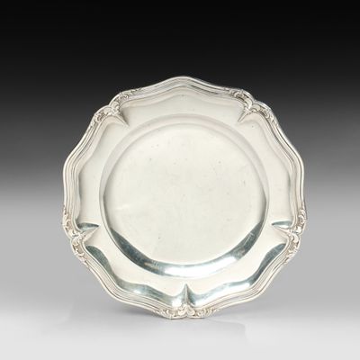 une assiette en argent avec un motif décoratif sur le bord