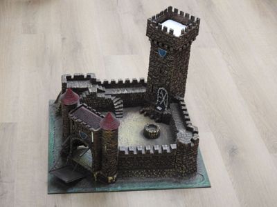 une maquette de château surmontée d'une horloge
