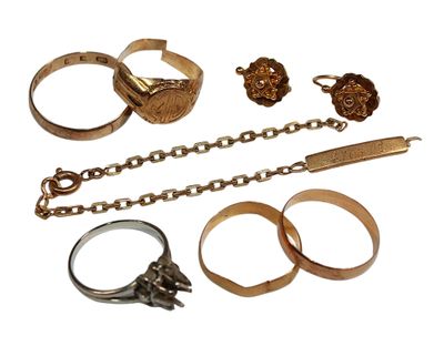 de nombreuses bagues et bracelets variés sur un fond blanc