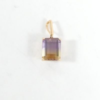 un pendentif en amethorate muni d'une bélière en or jaune et d'une pierre violette