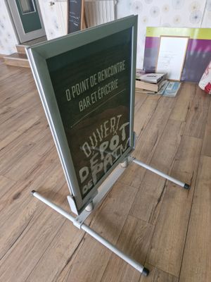 un panneau posé sur un support dans une pièce