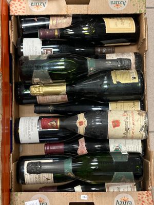 Les bouteilles de vin se trouvent dans un carton posé sur une table