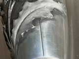 un vase en argent posé sur une table en métal