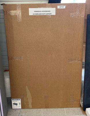 un grand carton posé par terre dans une pièce
